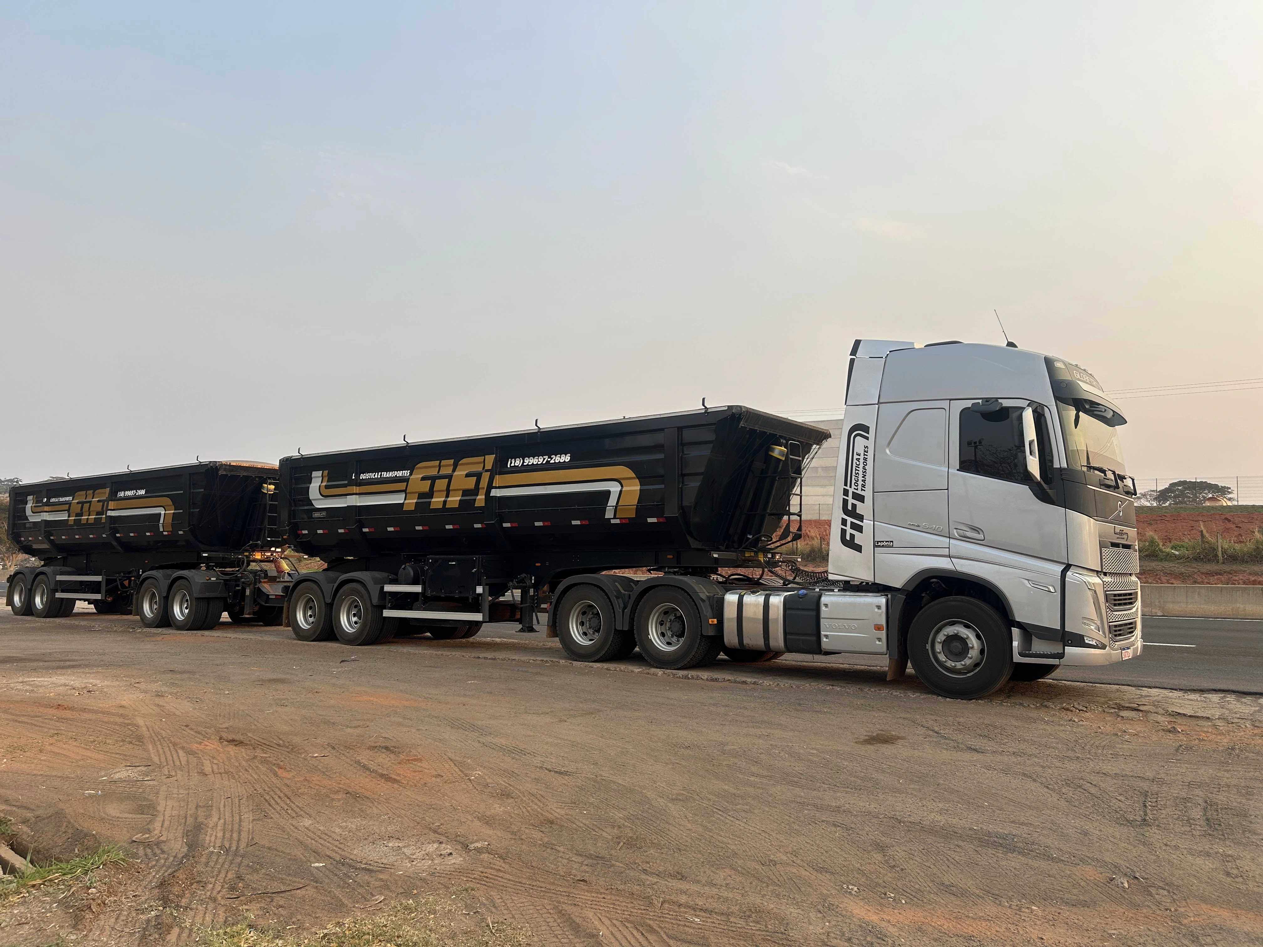 Transporte de esterco, grãos e outros produtos agrícolas - Fifi Transportes